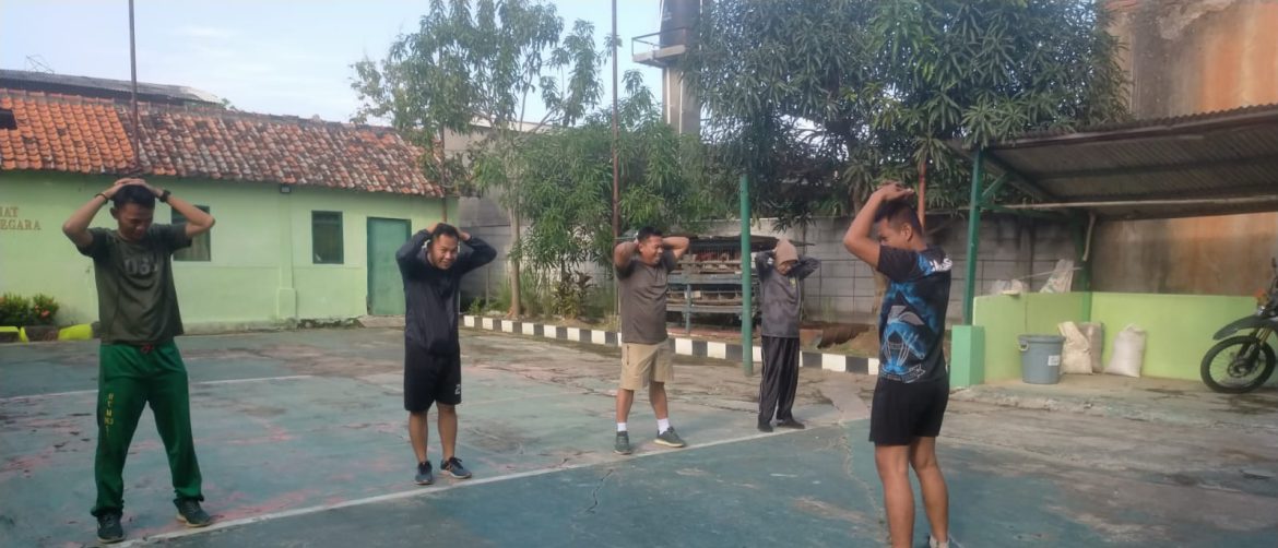 Tingkatkan Kemampuan Fisik TNI, Personil Koramil 1608 Karangampel Indramayu Menggelar Olahraga Bersama