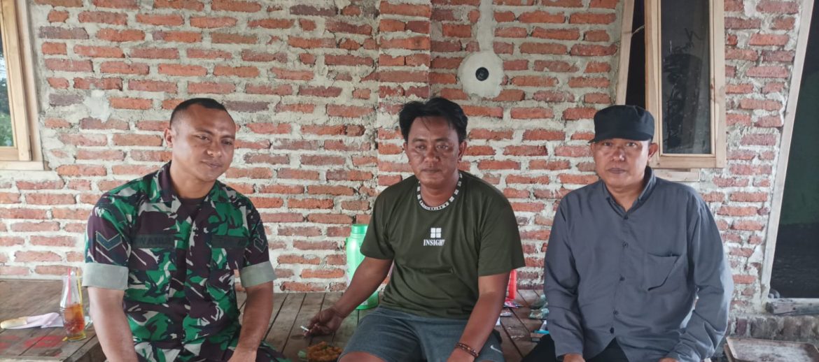 Tingkatkan Silaturahmi Dengan Masyarakat, Babinsa Koramil 1602 Sindang Indramayu Komsos Dengan Warga Desa Totoran 