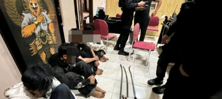 Polres Indramayu Berhasil Amankan Empat Remaja Membawa Sajam dan Petasan di Duga Hendak Tawuran