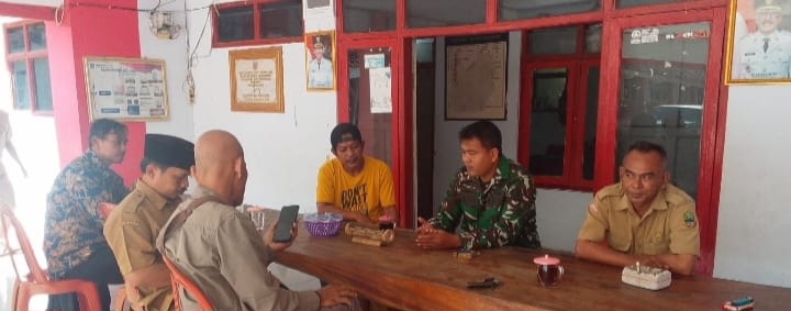 Serda Soleh Anggota Koramil 1605 Sukagumiwang Indramayu Melakukan Komsos Bersama Masyarakat 