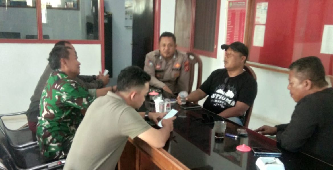 Peltu Jarodin Anggota Koramil 1604/Jatibarang Indramayu Bersama Warga Masyarakat Desa Bulak Lor