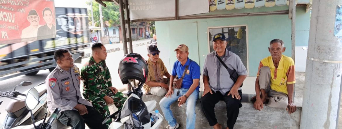 Babinsa Koramil 1608 Karangampel Indramayu Komsos Bersama Masyarakat Desa Jayalaksana 