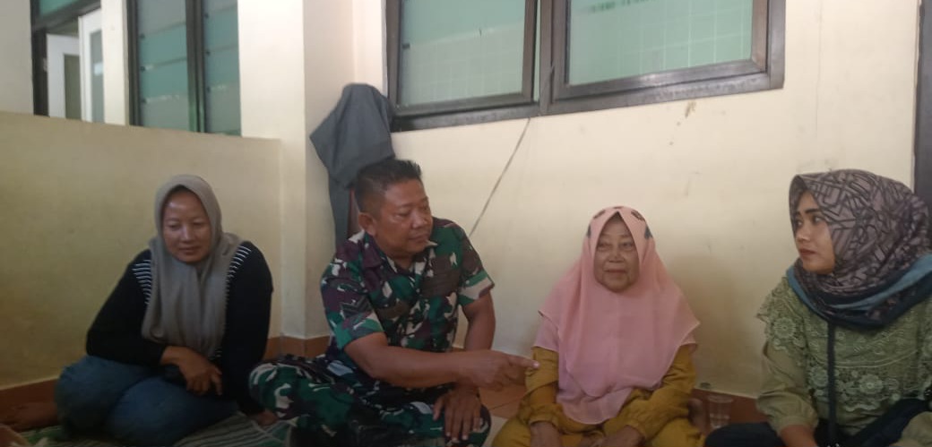 Serka Amani Anggota Koramil 1604/Jatibarang Indramayu Komsos Bersama Warga Masyarakat Desa Jatibarang 