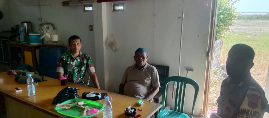 Tingkatkan Sinergitas TNI Dengan Pemerintahan, Babinsa Koramil 1602 Sindang Indramayu Komsos Dengan Aparatur Desa Wanantara 