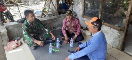 Komsos Dengan Ketua RW 04 Desa Cemara, Babinsa Koramil 1602 Sindang Indramayu Himbau Jaga Kondusifitas Wilayah 
