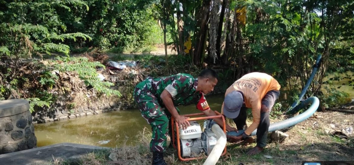 Tingkatkan Produktivitas Pertanian, Babinsa Koramil 1609 Juntinyuat Indramayu Monitoring Penggunaan Mesin Pompa 