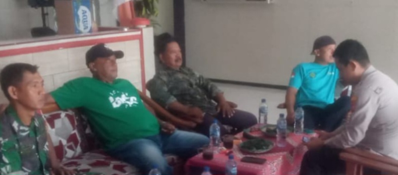 Babinsa Koramil 1609 Juntinyuat Indramayu Komsos Bersama Bhabinkamtibmas Dan Pemdes Pondoh