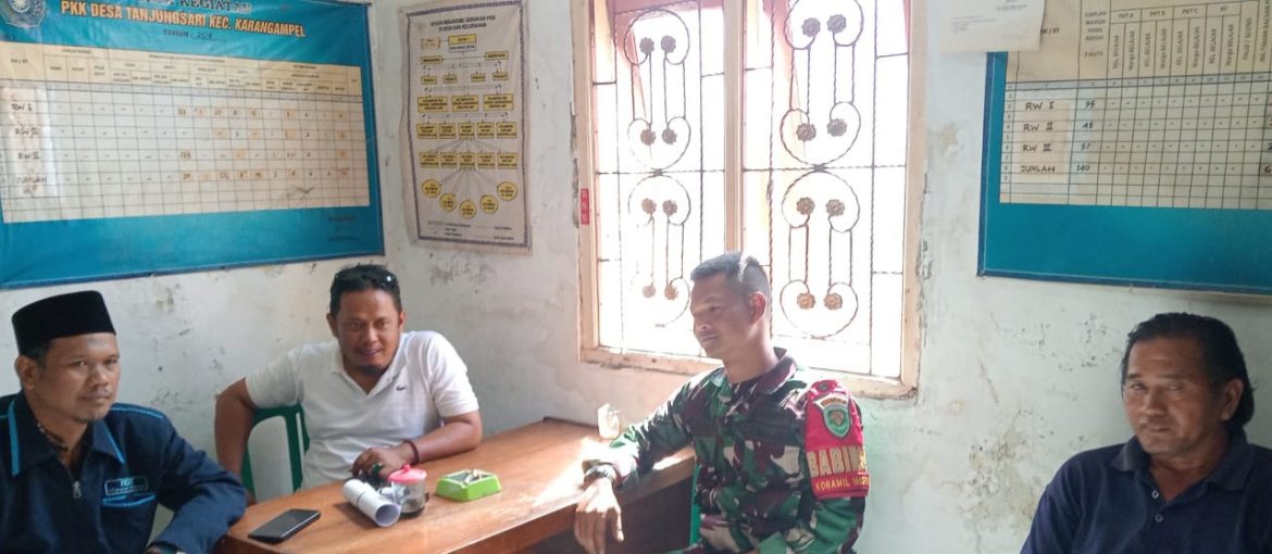 Tingkatkan Silaturahmi Dengan Pemdes Dan Masyarakat, Babinsa Koramil 1608 Karangampel Indramayu Melakukan Komsos 