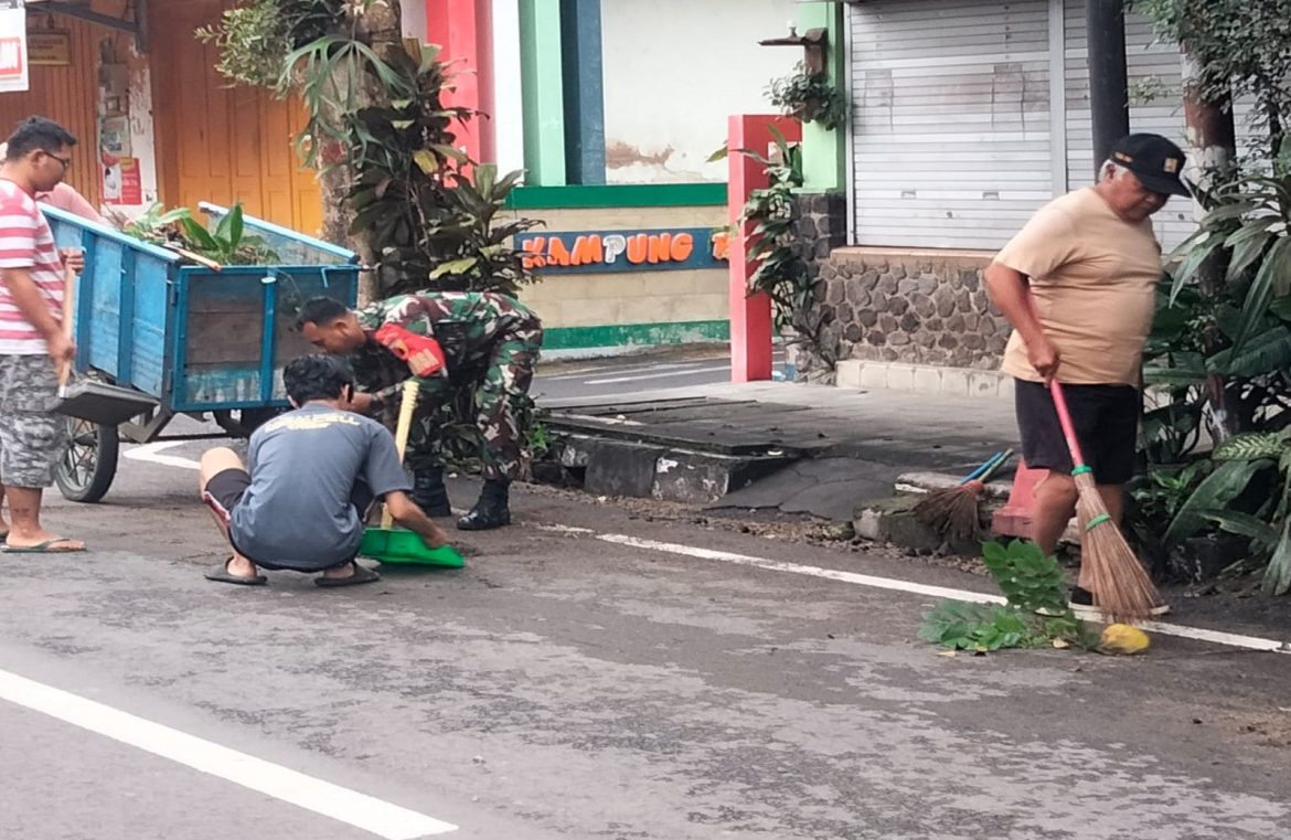 Babinsa Kepanjenlor Bersama Warga Gelar Kerja Bakti Jumat Bersih di Kampung Meduran