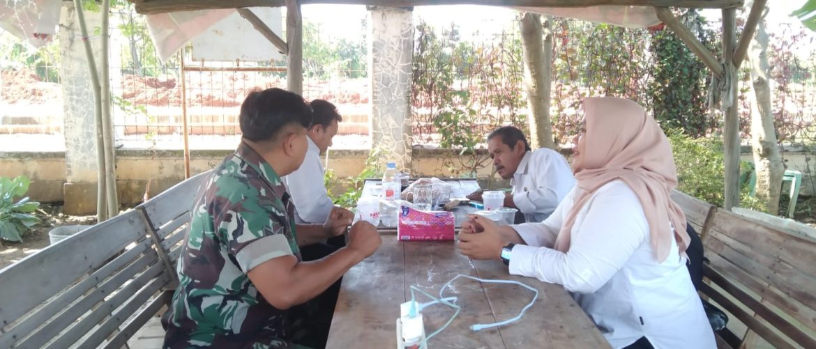 Babinsa Koramil 1602 Sindang Indramayu Melakukan Komsos Dengan Anggota BPP dan Anggota Poktan Desa Karanganyar    