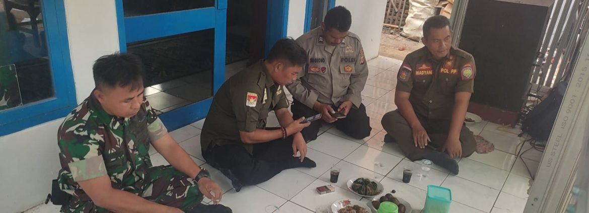 Serda Suwirno Anggota Koramil 1605 Sukagumiwang Indramayu Melakukan Komsos Bersama Tokoh Masyarakat 