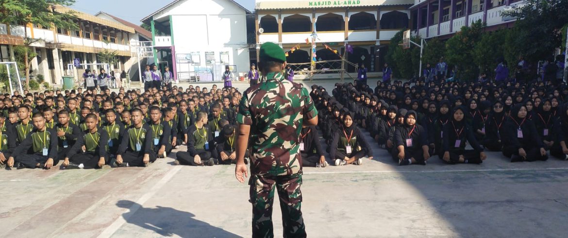 Kembangkan SDM Siswa, Anggota Koramil 1604/Jatibarang Indramayu Berikan Pelatihan Bersama Guru Osis SMK PGRI 