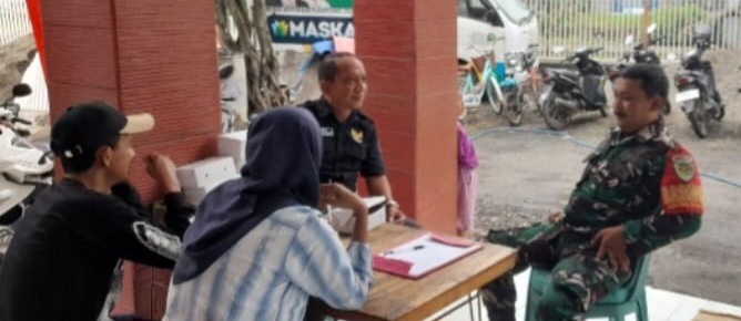 Serka Roni Anggota Koramil 1604/Jatibarang Indramayu Melakukan Komsos Bersama Tokoh Masyarakat Desa Jatibarang Baru 