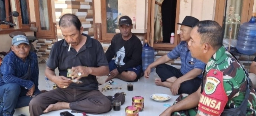 Babinsa Koramil 1608 Karangampel Indramayu Melakukan Komdis Bersama Masyarakat Desa Binaan 