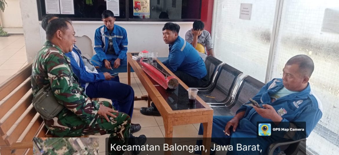Anggota Koramil 1601/Indramayu Melakukan Komsos Wilayah Binaan di Desa Sukareja 