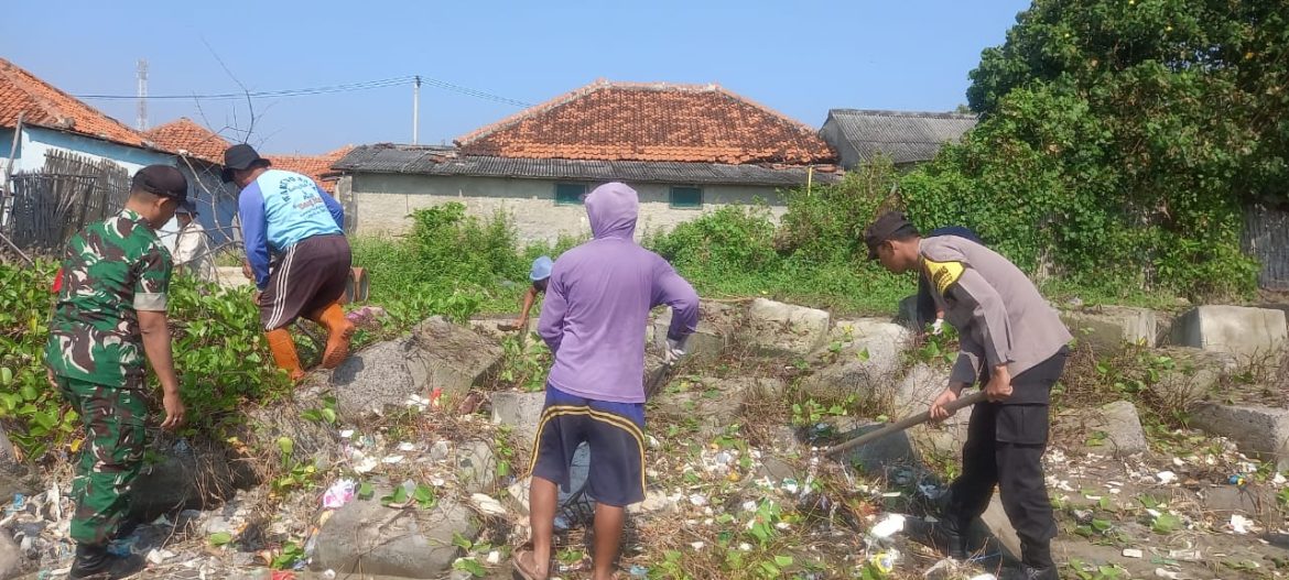 Karya Bhakti TNI, Koramil 1609 Juntinyuat Indramayu Bersama IKMI Melakukan Bersih Bersih Pantai 