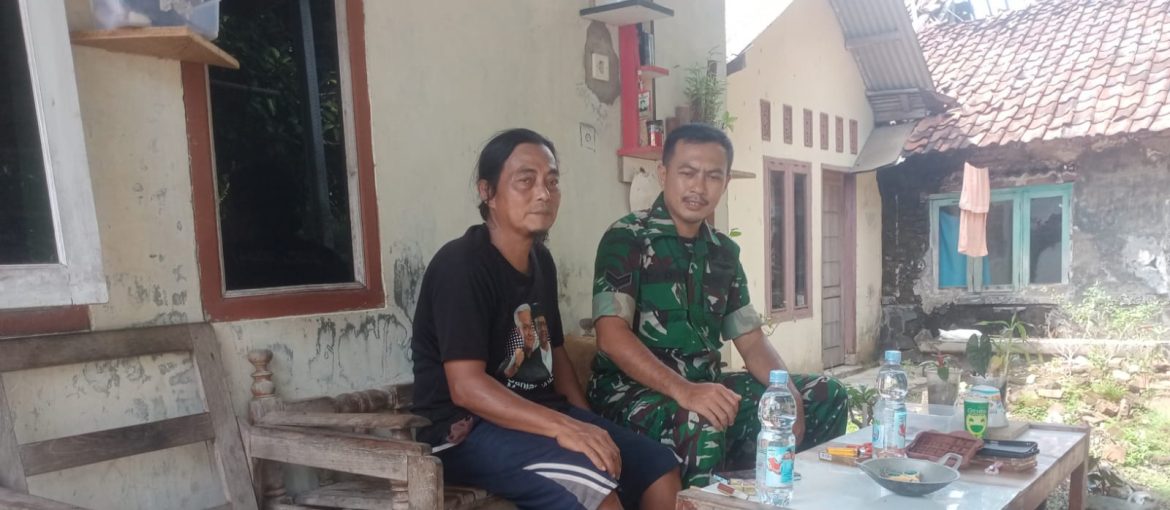 Tingkatkan Kondusifitas Lingkungan, Babinsa Koramil 1602 Sindang Indramayu Lakukan Komsos Bersama Ketua RT Desa Babadan 