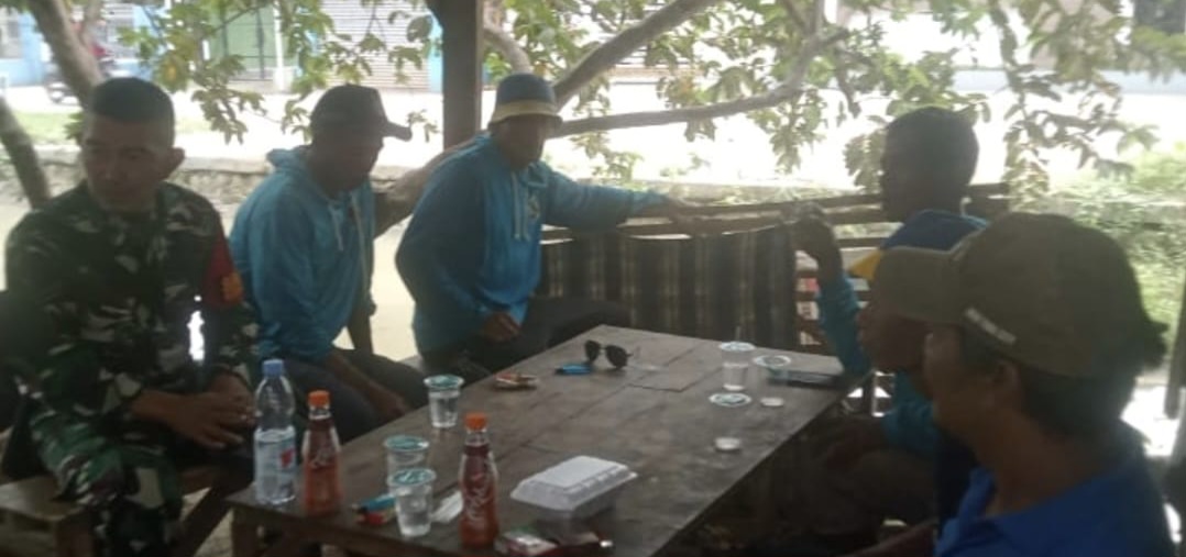Babinsa Koramil 1608 Karangampel Indramayu Lakukan Komsos Bersama Masyarakat Desa Sendang