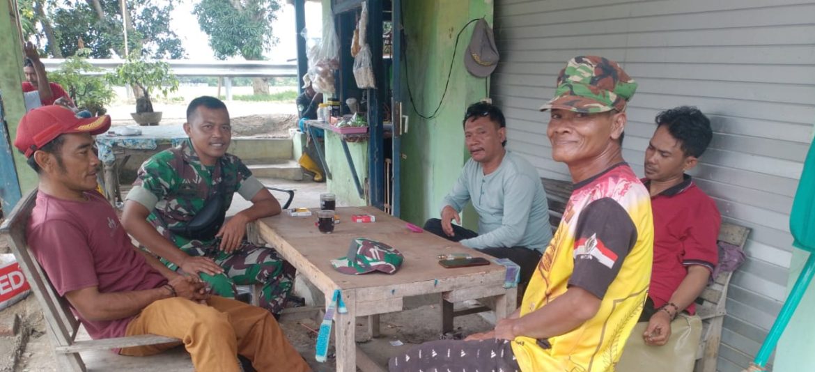 Jaga Kondusifitas Lingkungan, Babinsa Koramil 1603 Lohbener Indramayu Komsos Bersama Masyarakat 