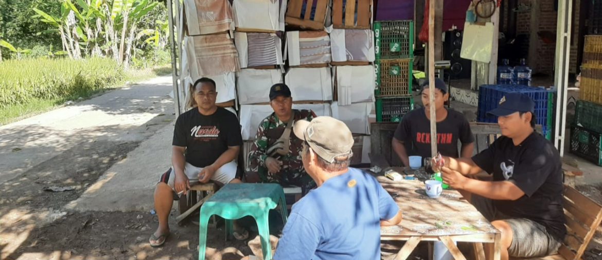Serda Rosid Anggota Koramil 1604/Jatibarang Indramayu Bersama Masyarakat Desa Krasak Bahas Kondusifitas 