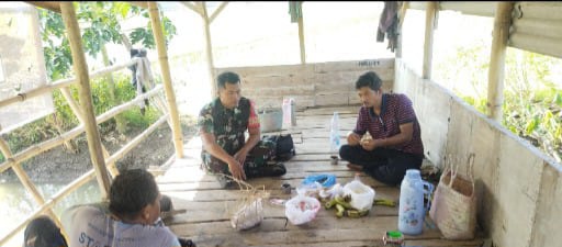 Komsos Anggota Koramil 1601/Indramayu di Wilayah Binaan Desa Balongan 