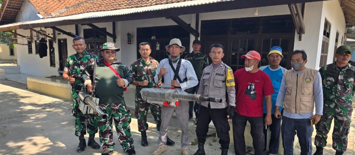 Karya Bhakti TNI, Anggota Koramil 1602 Sindang Indtamayu Berantas Sarang Nyamuk DBD Di Wilayah Binaannya 