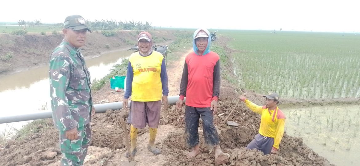 Babinsa Koramil 1611 Losarang Indramayu Bantu Masyarakat Melakukan Pemasangan Saluran Air Pipa Paralon