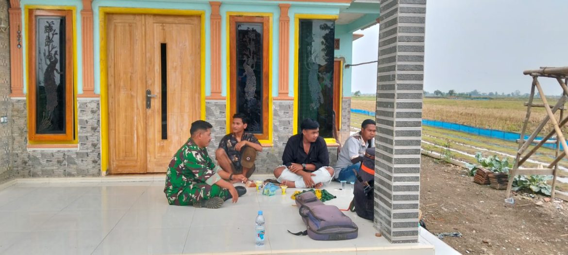 Serka Casmana anggota Koramil 1603 Lohbener Indramayu Adakan Komsos Bersama Masyarakat Desa Kiajaran Wetan 