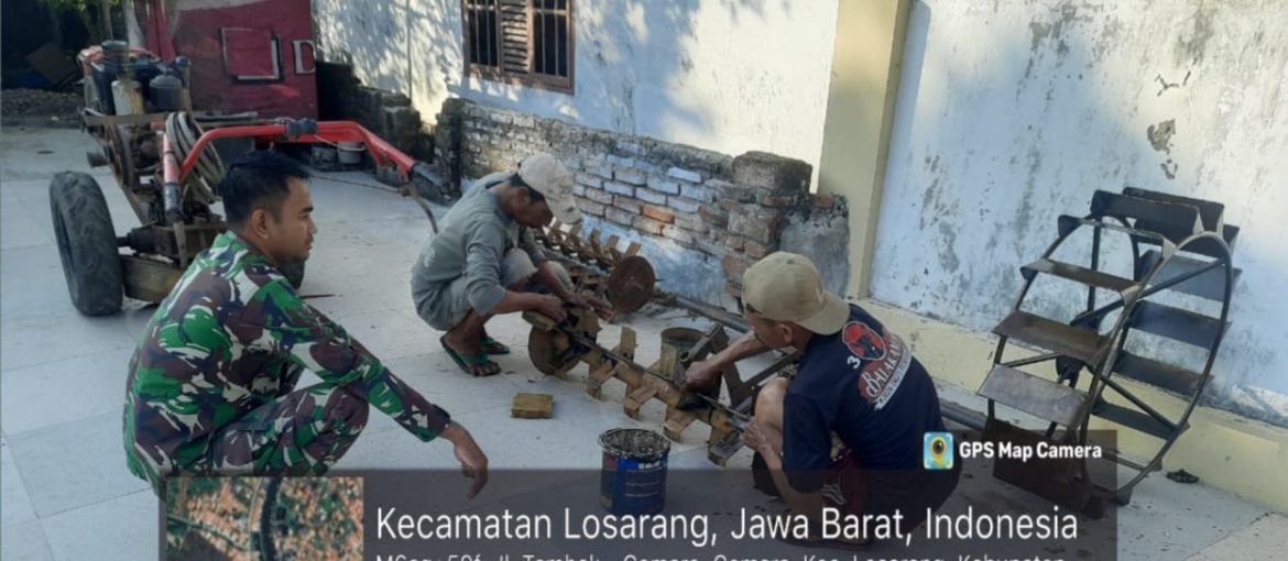 Babinsa Koramil 1602 Sindang Indramayu Komsos Dengan Masyarakat Yang Melaksanakan Pemeliharaan Traktor 