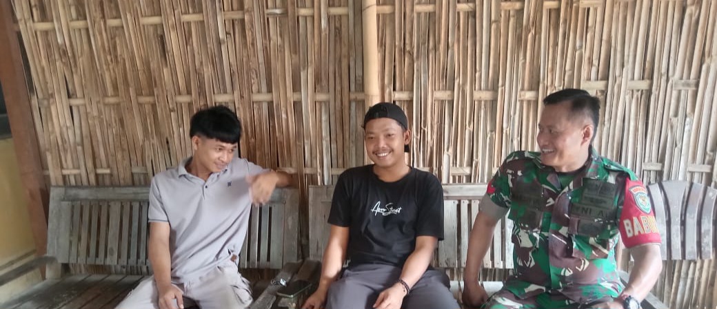 Komsos Anggota Koramil 1609/Juntinyuat Indramayu Bersama Masyarakat Desa Segeran Kidul 