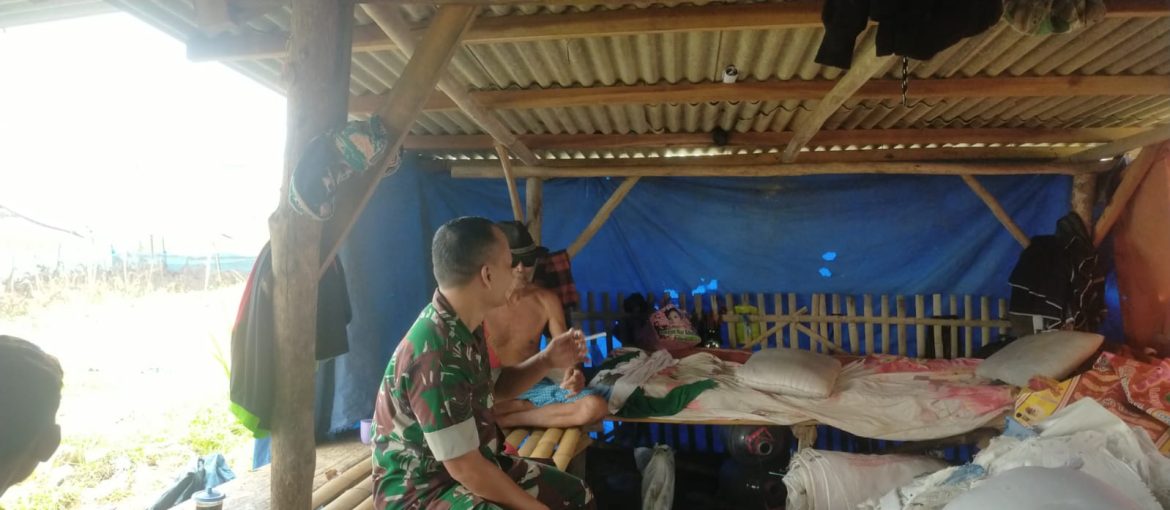 Babinsa Koramil 1608 Karangampel Indramayu Melakukan Komsos Bersama Petani Desa Tanjungpura 
