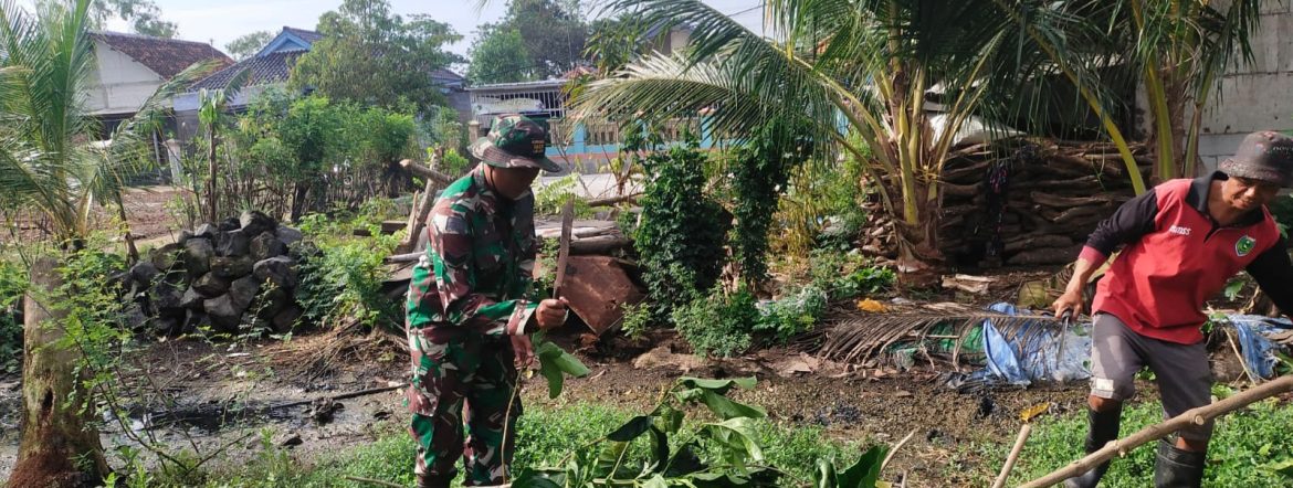 Aksi Nyata TNI, Babinsa Koramil 1604 Jatibarang Indramayu Bersama Pamongdesa Melakukan Bersih Bersih Selokan 