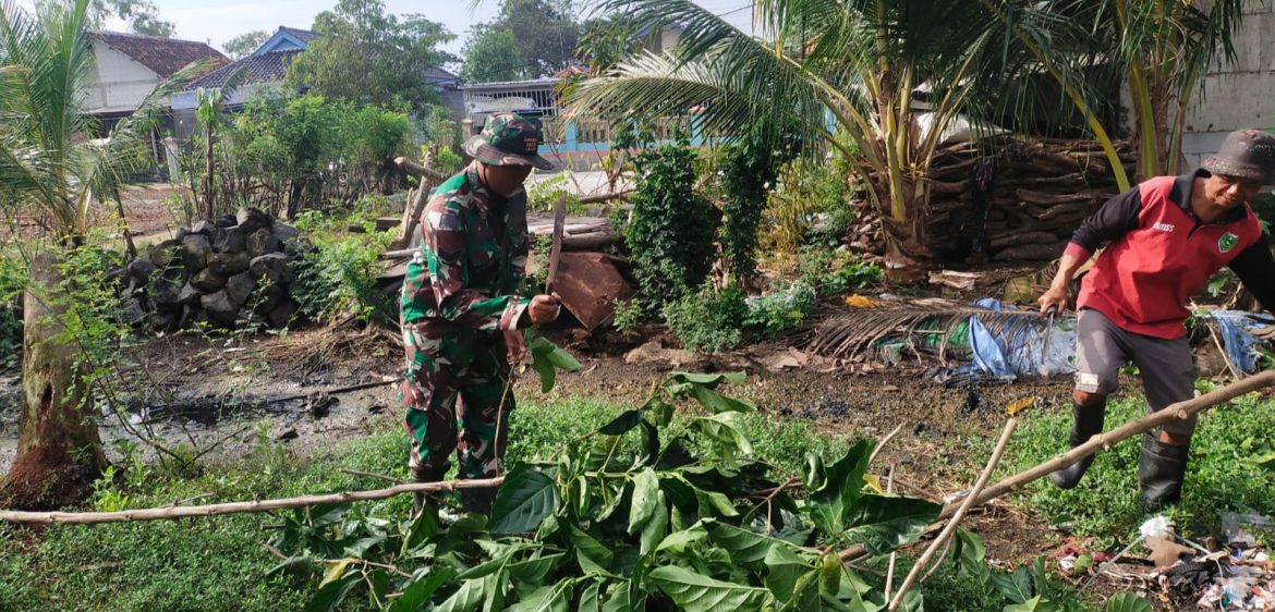 Aksi Nyata TNI, Babinsa Koramil 1604 Jatibarang Indramayu Bersama Pamongdesa Melakukan Bersih Bersih Selokan 