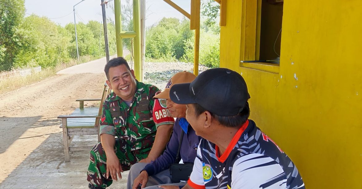 Koptu Afriyanto Anggota Koramil 1602 Sindang Indramayu Komsos Bersama Tokoh Masyarakat Desa Panyingkiran Lor 