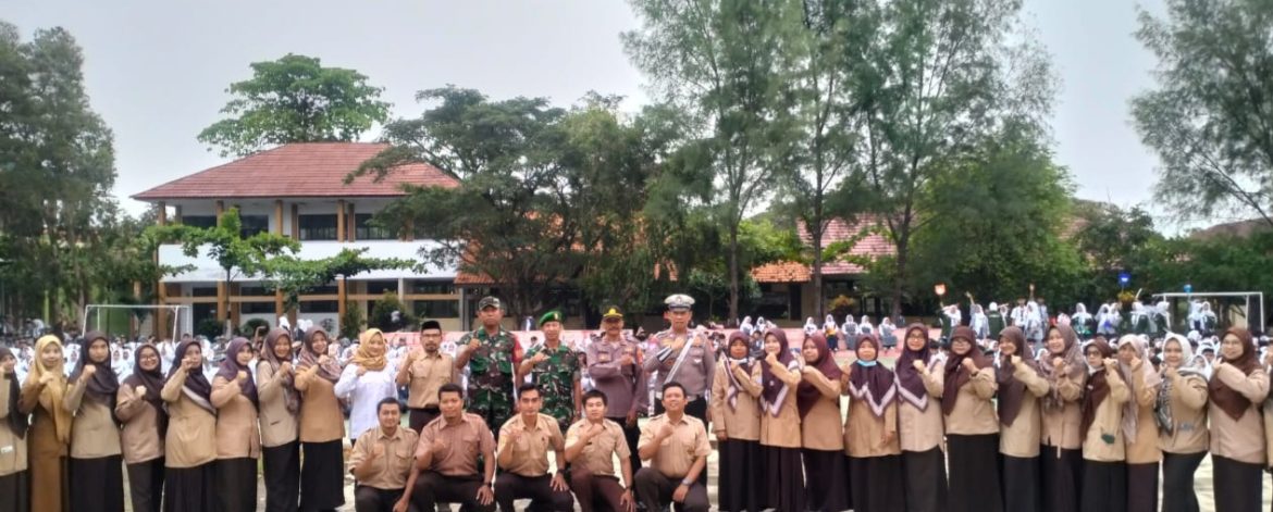 Koramil 1611 Losarang Indramayu Menghadiri Masa Pengenalan Lingkungan Sekolah SMA Negeri 1 Losarang 
