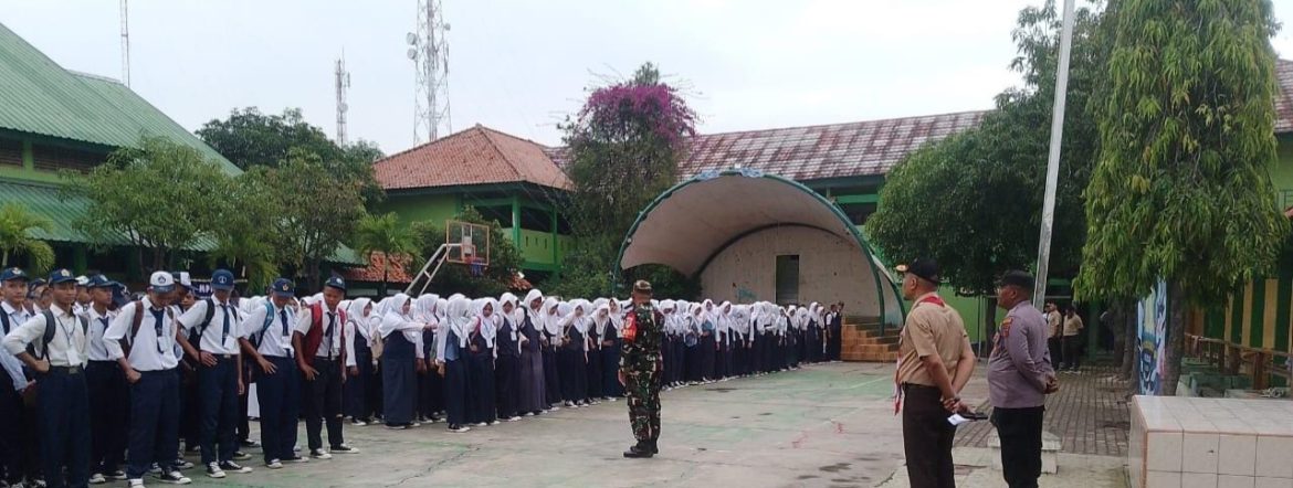 Koramil 1611 Losarang Indramayu Menghadiri Pengenalan Lingkungan Sekolah Oleh Siswa SMKN 1 Losarang  