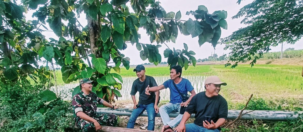 Babinsa Koramil 1611 Losarang Indramayu Melakukan Komsos Bersama Masyarakat Desa Jangga 