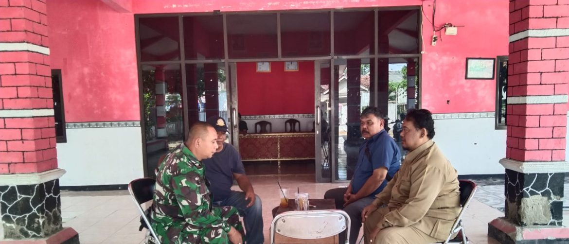 Babinsa Koramil 1603 Lohbener Indramayu Komsos Bersama Pamongdesa, Bahas Kondusifitas Lingkungan 
