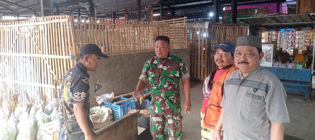 Serka Amani Anggota Koramil 1604/Jatibarang Indramayu Melakukan Komsos Bersama Masyarakat Desa Kebulen 