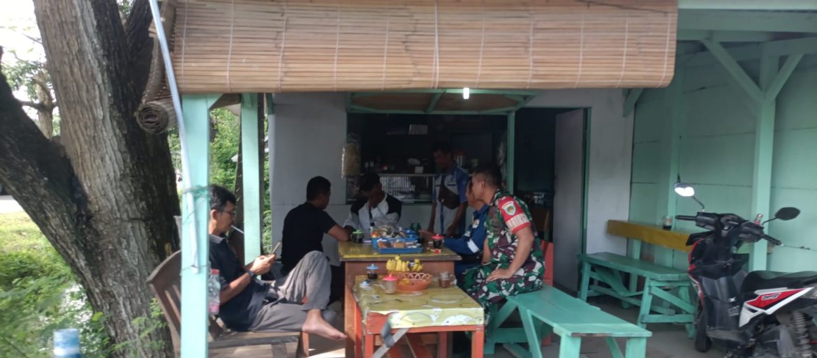 Babinsa Koramil 1608 Karangampel Indramayu Komsos Dengan Karyawan EP Pertamina Mundu 