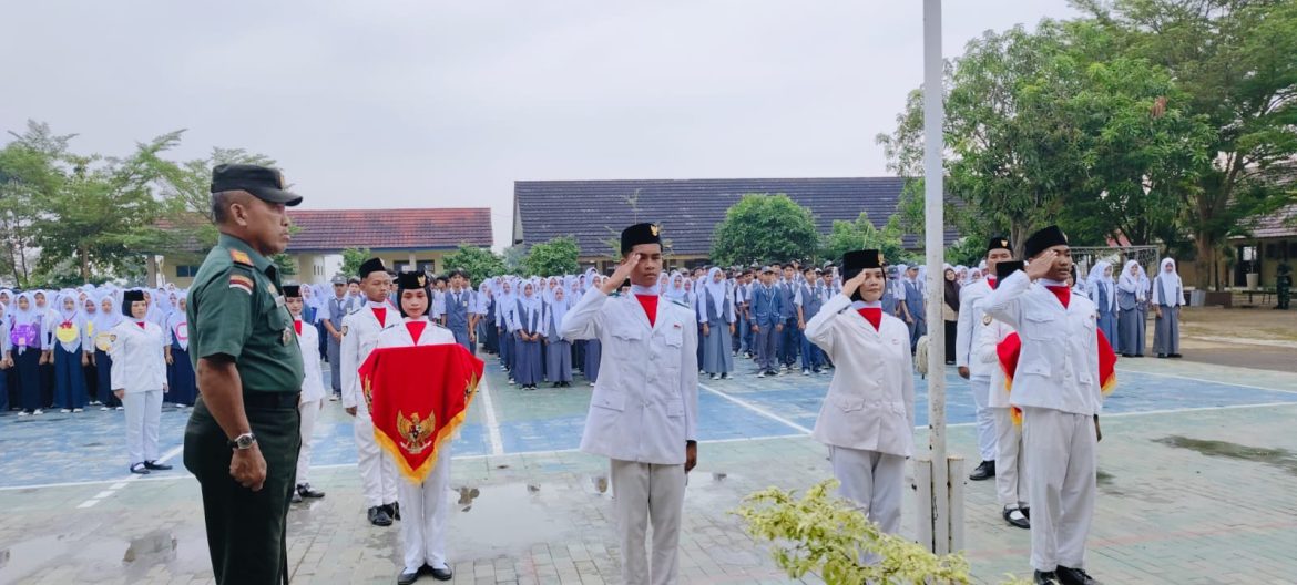 Danramil 1608 Karangampel Indramayu Kapten Inf Dadang Iskandar Menghadiri Kegiatan Pembukaan MPLS SMAN 1 Kedokanbunder 