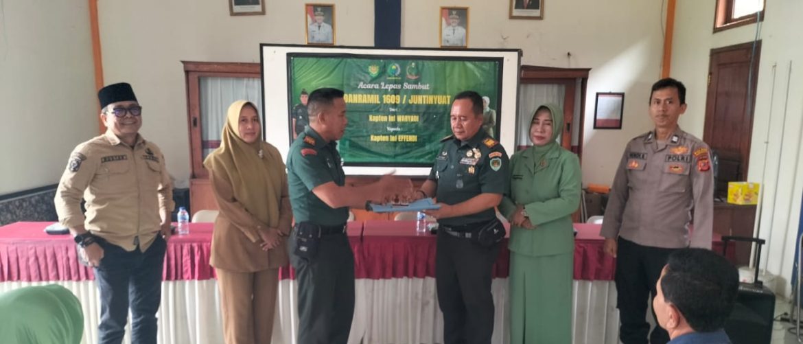 Koramil 1609 Juntinyuat Indramayu Menggelar Tradisi Acara Lepas Danramil Kapten Inf Waryadi Sambut Danramil Kapten Inf Effendi 
