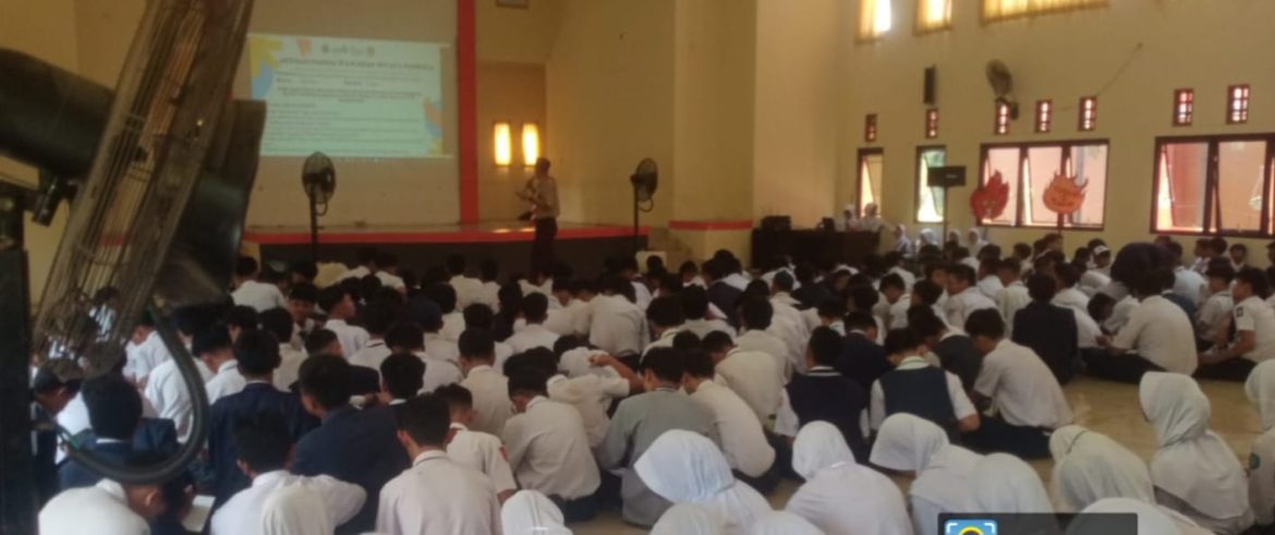 Danramil 1602 Sindang Indramayu Menghadiri Upacara Pengibaran Bendera Merah Putih Dan Pembukaan MPLS SMAN 1 Sindang