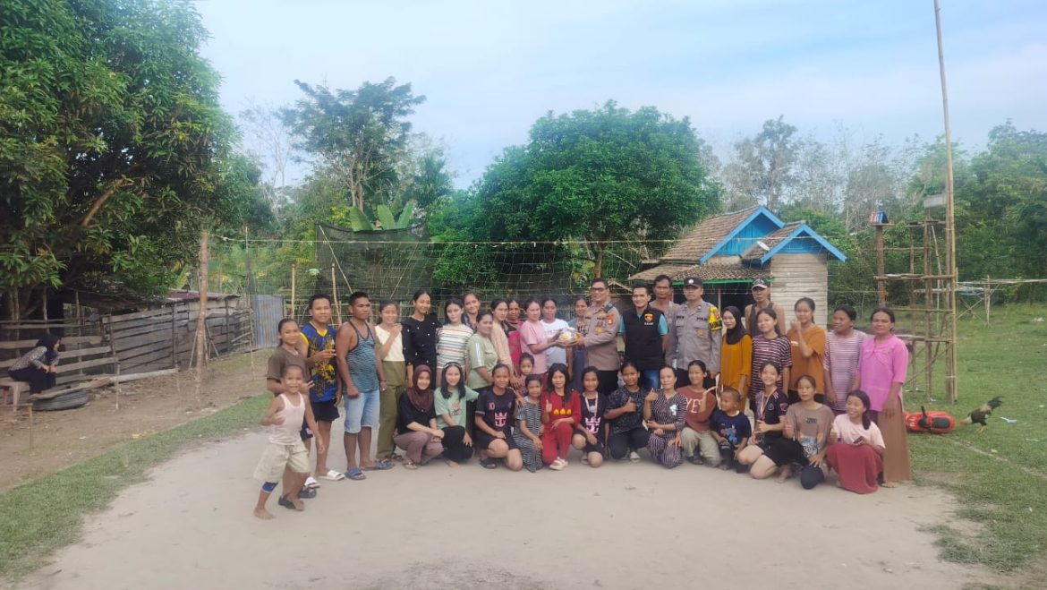 Wujud Kepedulian Polri terhadap Generasi Muda, Polsek Penukal Utara Salurkan Bantuan Sarana Olahraga ke Desa Kota Baru