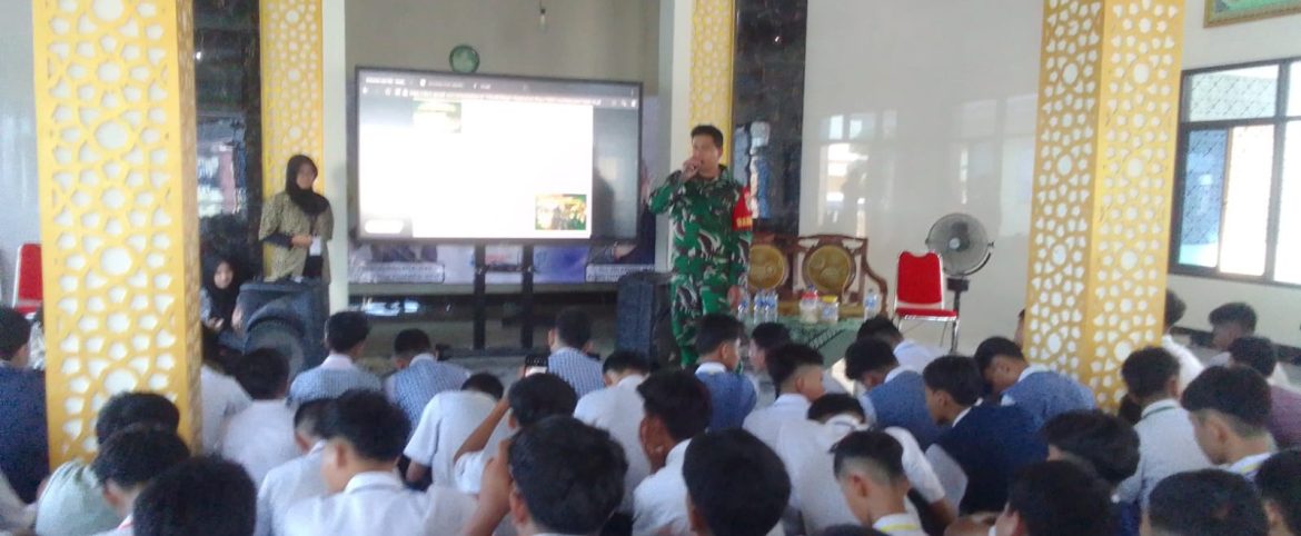 Babinsa Koramil 1605 Sukagumiwang Indramayu Hadiri Masa Pengenalan Lingkungan Sekolah ( MPLS) di SMAN 1 Sukagumiwang