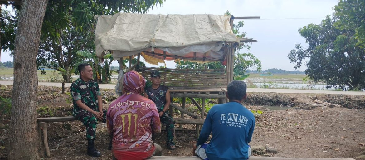 Babinsa Koramil 1605 Sukagumiwang Indramayu Adakan Komsos Bersama Warga Desa Tulungagung 