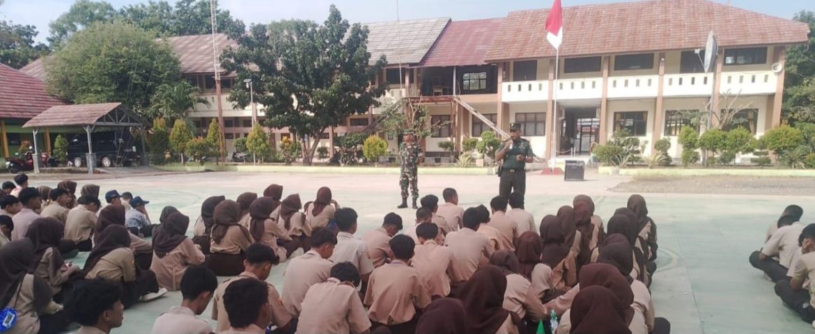 Babinsa Koramil 1611 Losarang Indramayu Hadir dan Memberikan MPLS pada Peserta Didik Baru di lingkungan SMA N 1 Losarang