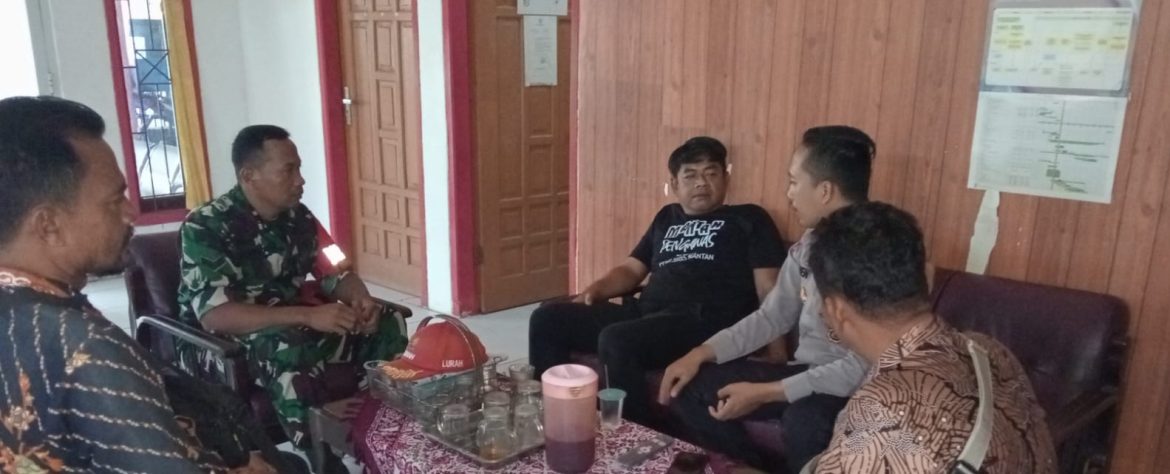 Babinsa Koramil 1608 Karangampel Indramayu Lakukan komsos bersama warga Desa Dukuh Jeruk 