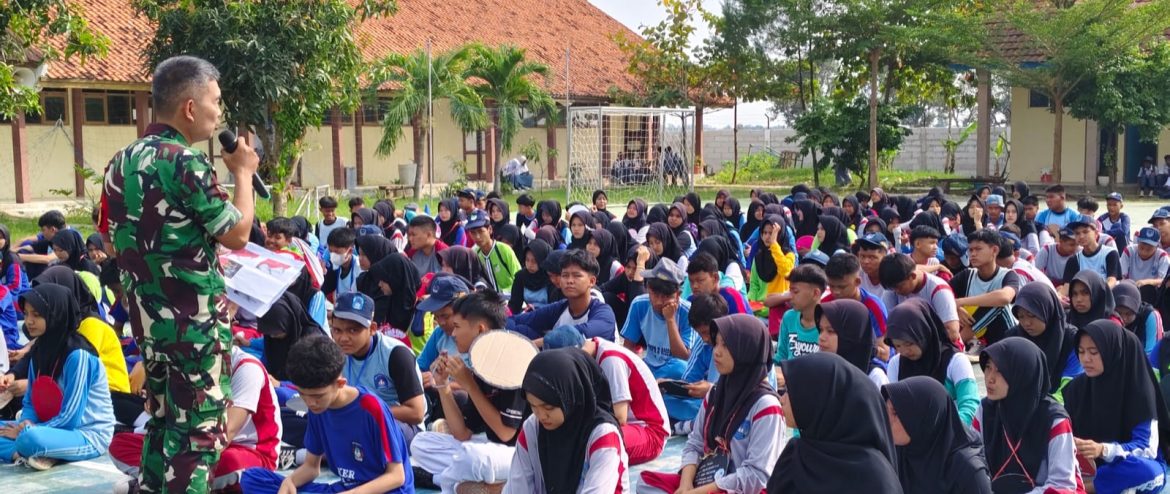 Babinsa Koramil 1608 Karangampel Indramayu Memberikan Materi Wawasan Kebangsaan Pada MPLS SMAN 1 Kedokanbunder