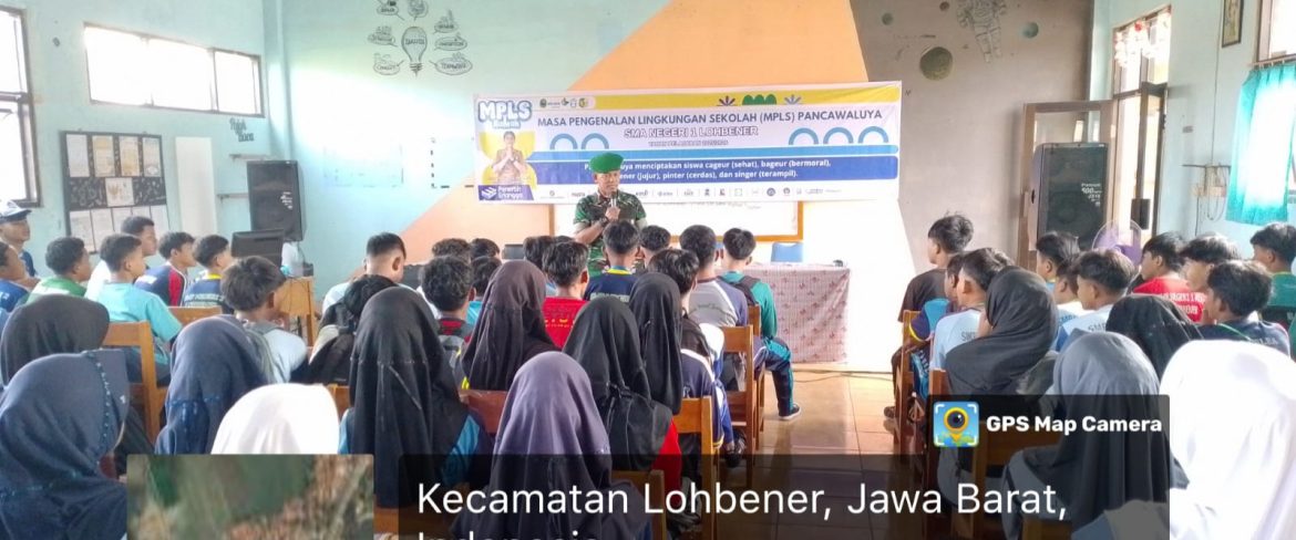 Babinsa Koramil 1603 Lohbeber Indramayu Melakukan Pendampingan MPLS (Materi pengenalan Lingkungan Sekolah SMA N 1 Lohbener